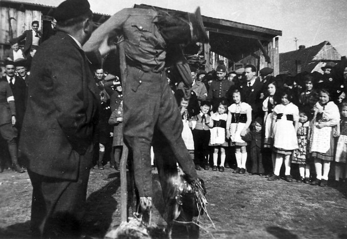 06a - Wihr-au-Val fête la libération le 14 juillet 1945 ; la population brûle un mannequin déguisé en soldat allemand 
