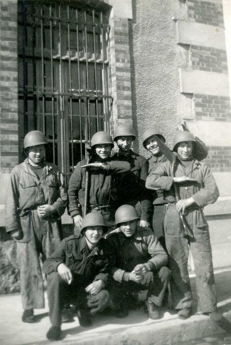 28 - Kempf Marcel (accroupi à gauche) pendant le service militaire