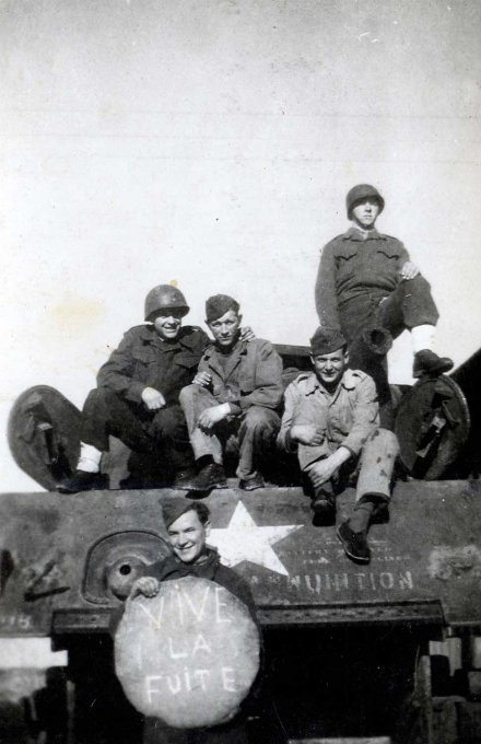 25 - Kempf Marcel (assis à droite) pendant le service militaire
