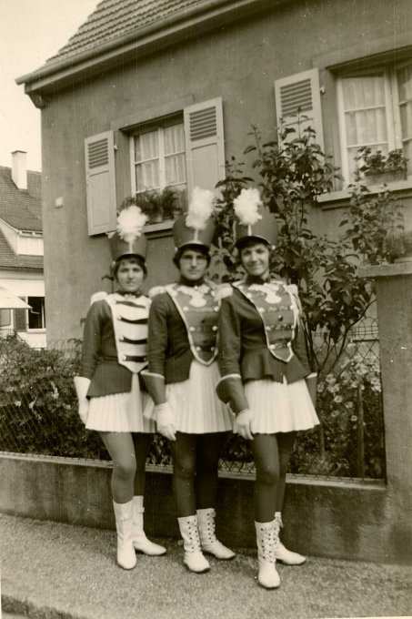 16 - Trois belles majorettes en 1966