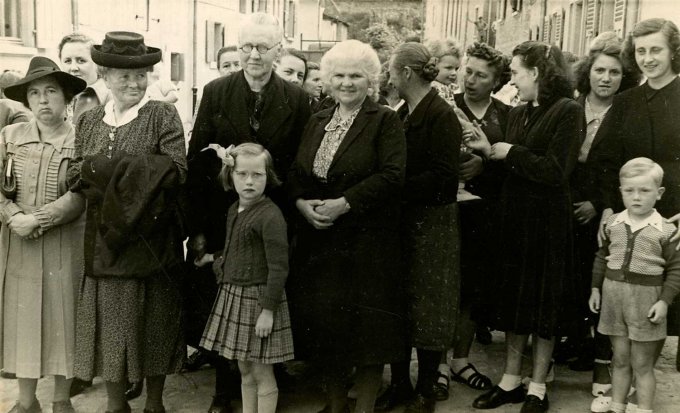 13 - Devant le parvis de l'église en 1951