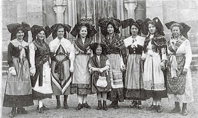 29 - Les alsaciennes devant l'église de Wihr-au-Val vers 1920