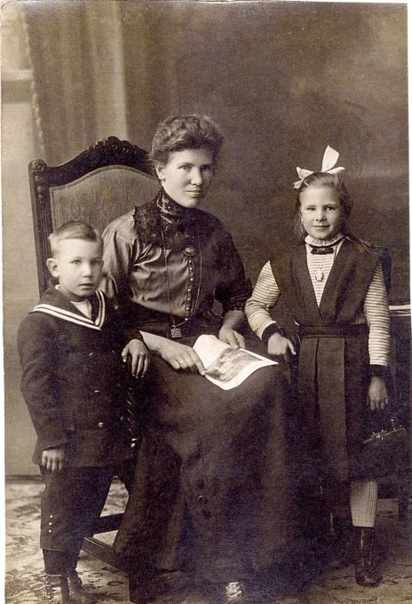 23 - Schira Anna et ses deux enfants vers 1920