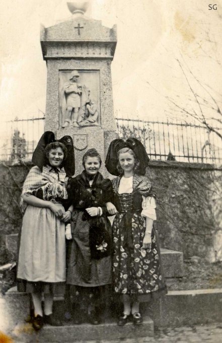 28 - Devant le monument aux morts