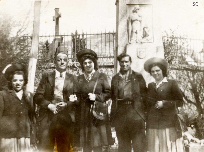 20 - Devant le monument aux morts