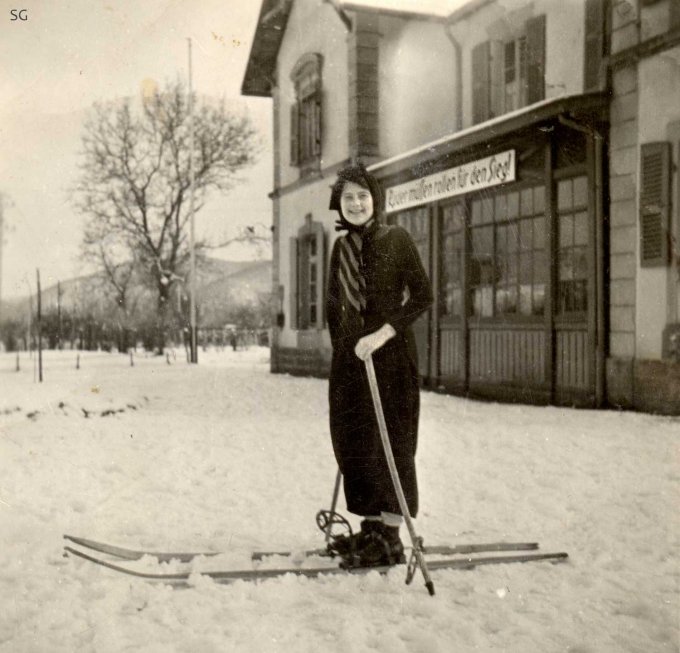 12 - Schmidlin Fernande devant la gare de Wihr-au-Val le 10 janvier 1944