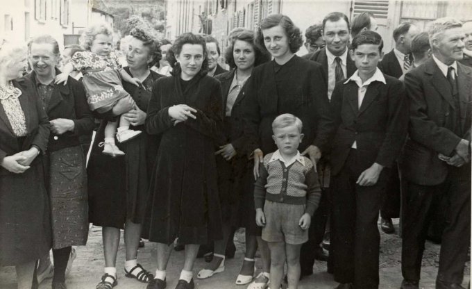 74 - Devant L'église en 1952