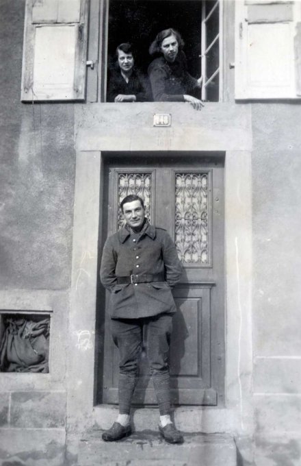 63 - A la fenêtre, à droite, Yvonne Heinrich en 1945