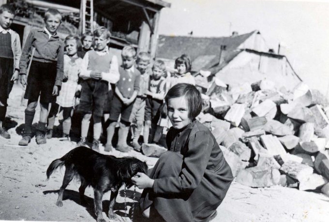 06 - Sur la place de l'école vers 1940