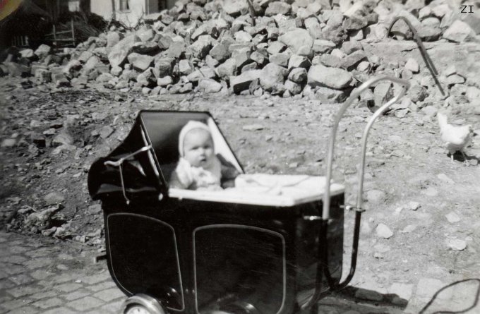 30 - Zimmermann Irène dans son landau sur la place de l'école - 1951