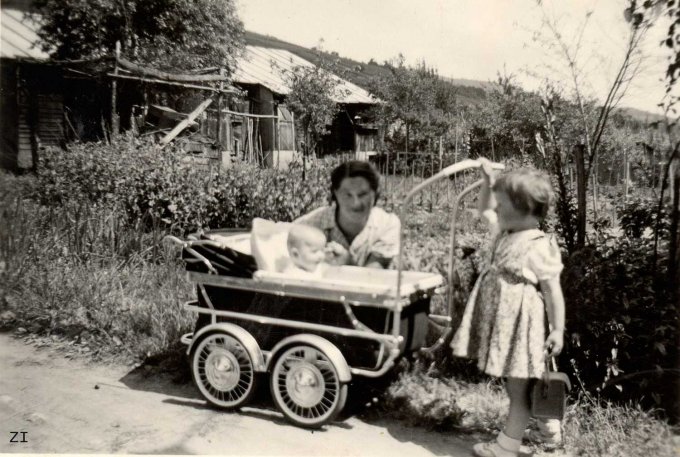 29 - Zimmermann Marie ; dans le landau sa fille Marie-Odile ; et Zimmermann Irène ;  1952