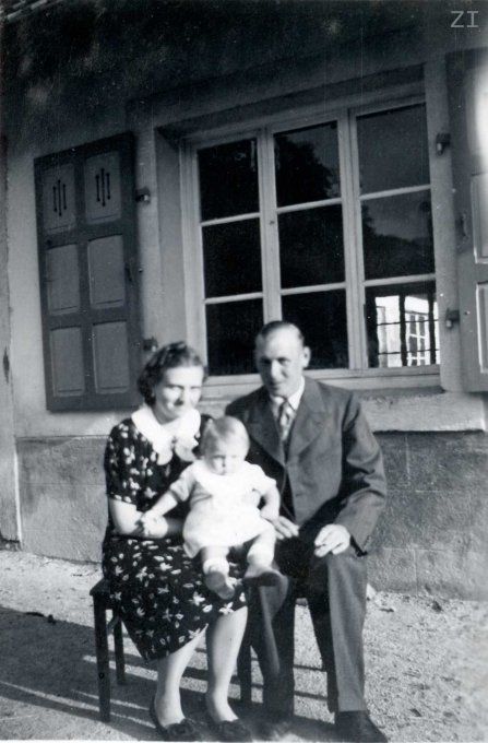 11 - Zimmermann Cécile et la petite Suzanne devant le foyer Saint Sébastien - Aout 1942
