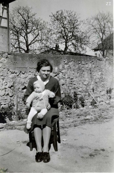 07 - Zimmermann Cécile et la petite Suzanne devant le foyer Saint Sébastien