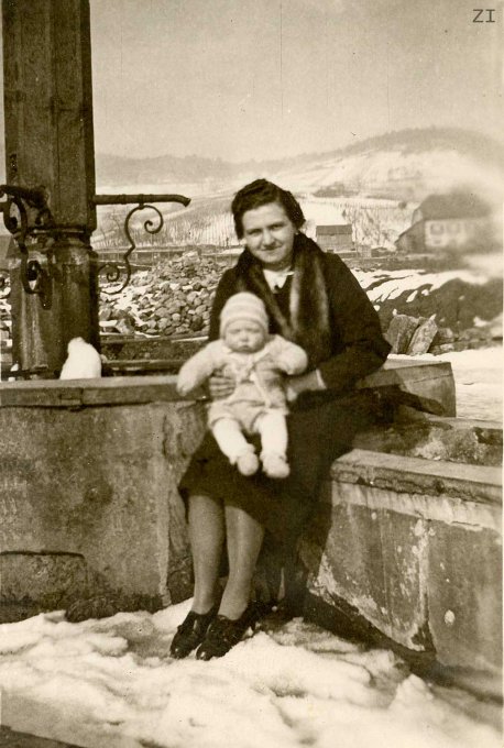 02 - Zimmermann Cécile née Kempf et la petite Suzanne - Février 1942