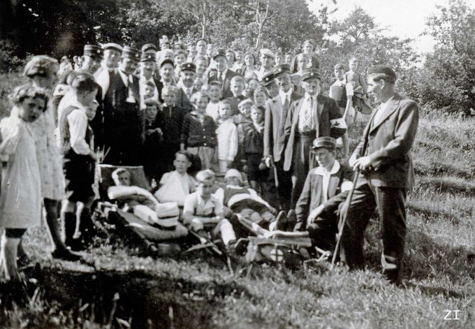 05 - Un exercice de la Croix Rouge près de la chapelle vers 1940