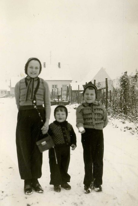 38 - Suzanne, Irène et Aimé en pendant l'hiver 1952-1953