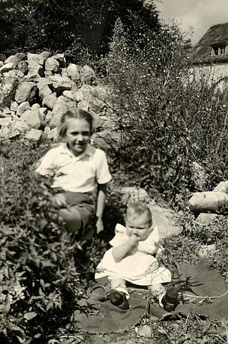 37 - Suzanne et Irène Zimmermann en 1951