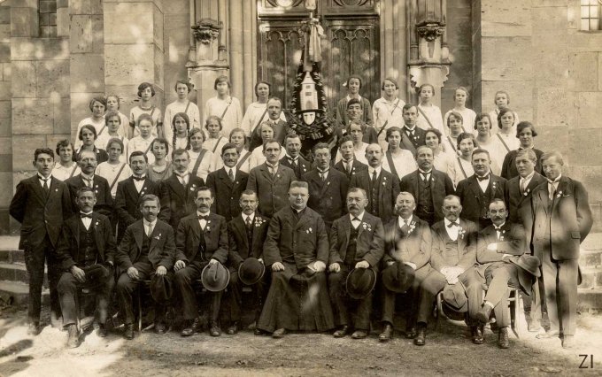 12 - Bénédiction du drapeau de la chorale Saint-Martin le 18 septembre 1927. Il disparu lors de l'incendie du 18 juin 1940.