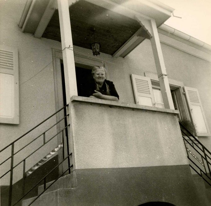 42 - Beyer Marie, la grand-mère de Turckheim, nous observe en 1958