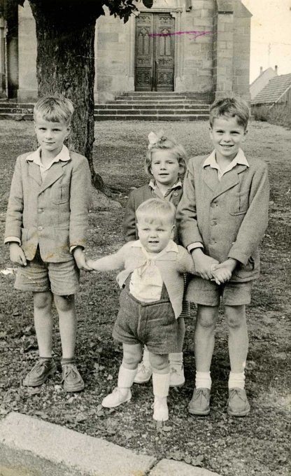 38 - Devant l'église de Wihr-au-Val