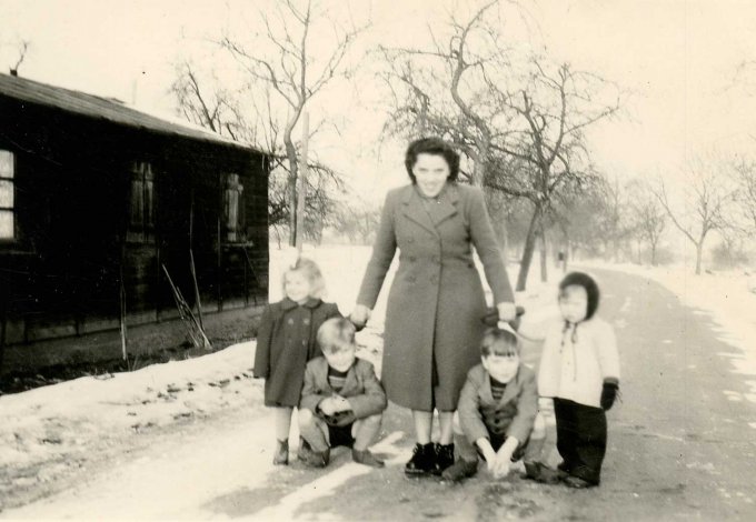 33 - Devant la baraque N° 26, sur la route de Walbach - hiver 1953-1954