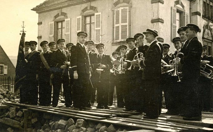 25 - Sur le parvis de l'église de Wihr-au-Val