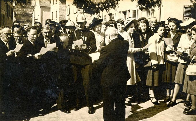 24 - Devant l'église de Wihr-au-Val