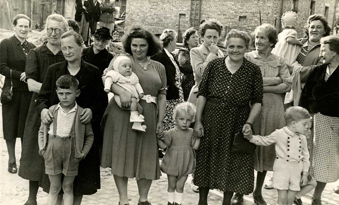 23 - Devant l'église de Wihr-au-Val