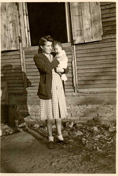 89 - Schira Renée née Elmerich tient dans ses bras sa fille Janine à Fachtwihr en 1947