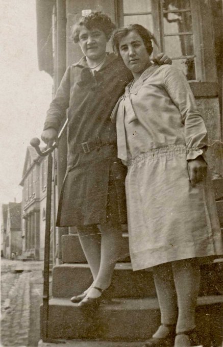80 - A droite Wenger Ernestine -  A l'arrière plan, on voit la prison - Die Wach - de Wihr-au-Val, détruite le 18 juin 1940