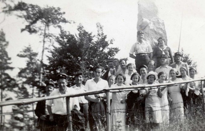 77 - On prend la pose à côté d'un monument dédié à la première guerre mondiale