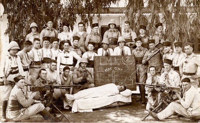 72 - Au Maroc ; Weck Joseph assis à gauche, tient la mitrailleuse