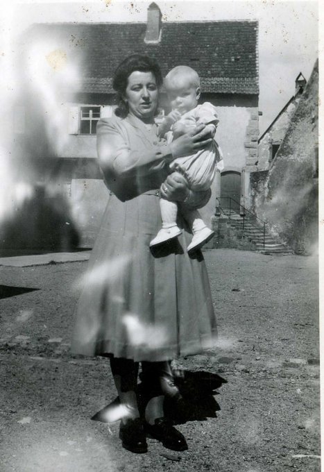 35 - Beyer Pierre en 1950 avec sa marraine Beyer Hélène