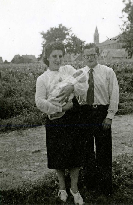 25 - Le baptême de Beyer Béatrice en juillet 1951, avec marraine et parrain