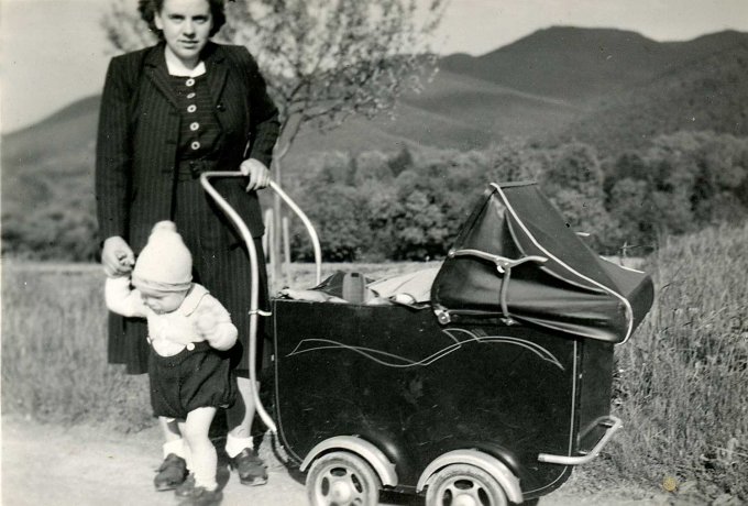 16 -Beyer Adèle et Beyer André se font photographier en posant sur la route de Walbach