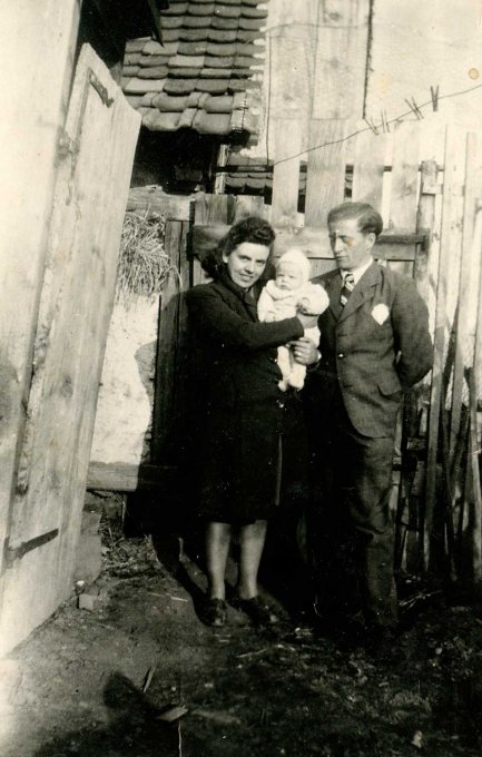 07 - Beyer Adèle et Joseph à Holtzwihr début 1948 avec leur fils André