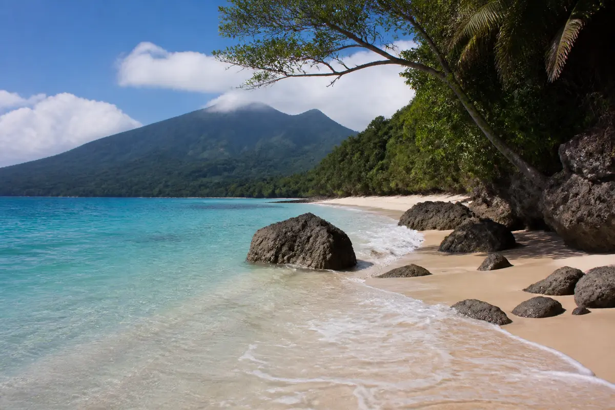 Plage de sable et mer turquoise sur l'île de Camiguin aux Philippines
