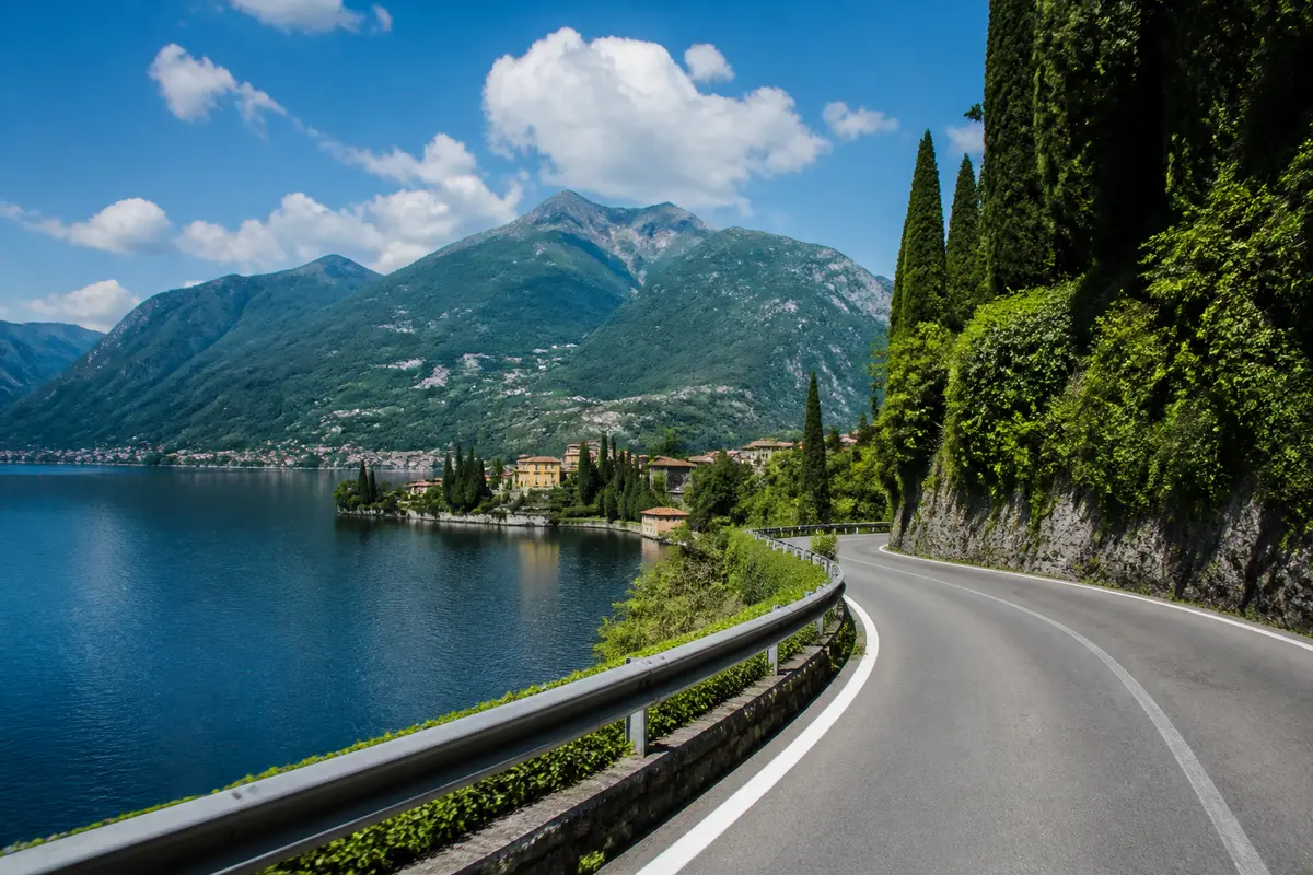 Route pittoresque longeant un lac italien lors d'un circuit en voiture dans les lacs.