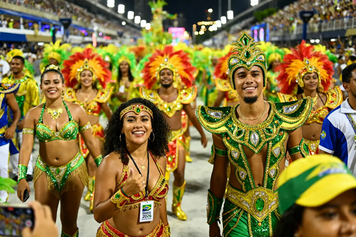 Danseurs en costumes colorés au carnaval de Rio, ambiance avant la date du carnaval 2026