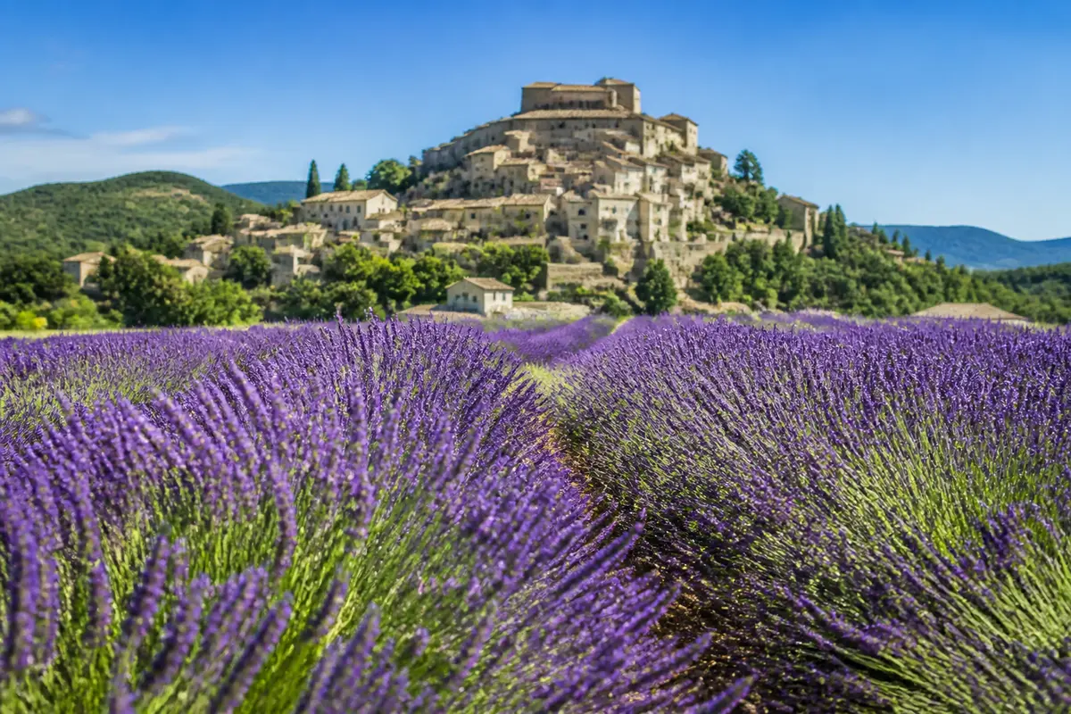Champs de lavande et village pittoresque parmi les plus beaux endroits de la Drôme provençale
