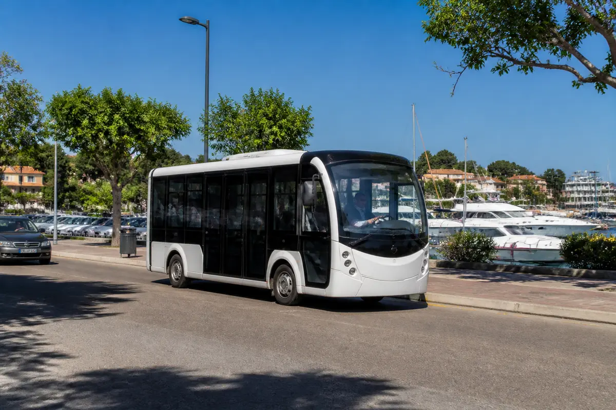 Minibus de transport public à proximité du port, navette entre Porto-Vecchio et le centre-ville