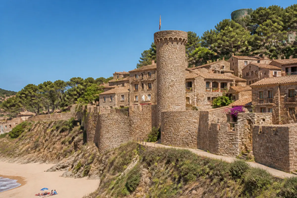 Village médiéval près de Pals sur la Costa Brava en Espagne avec plage et murailles