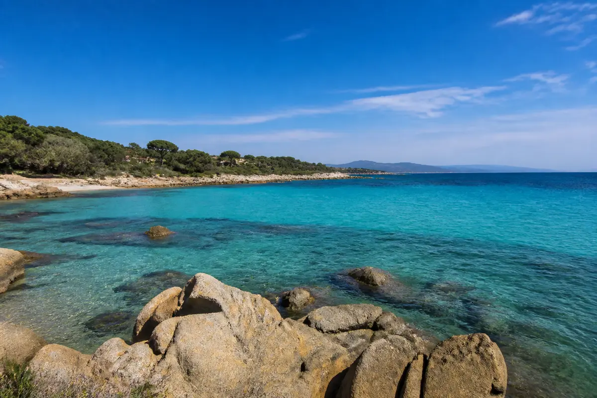 Paysage côtier magnifique de Pinarellu en Corse avec eau turquoise et rochers pittoresques