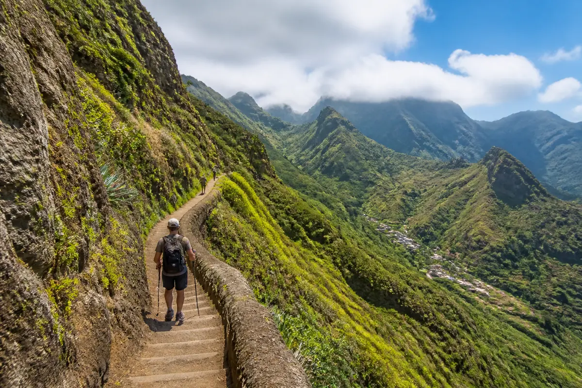 Randonnée sur un sentier de montagne verdoyant à Santo Antao avec panorama spectaculaire