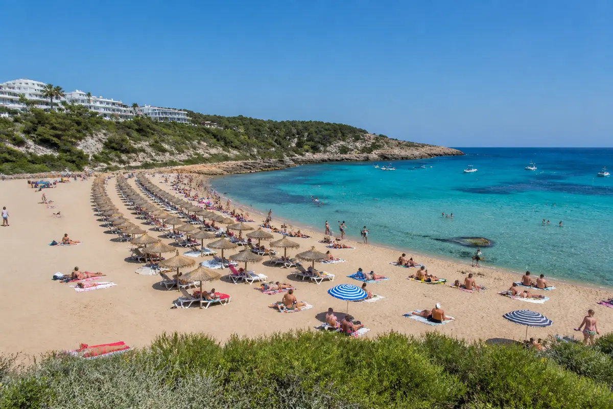 Son Bou Menorca : plage, hôtels et activités incontournables