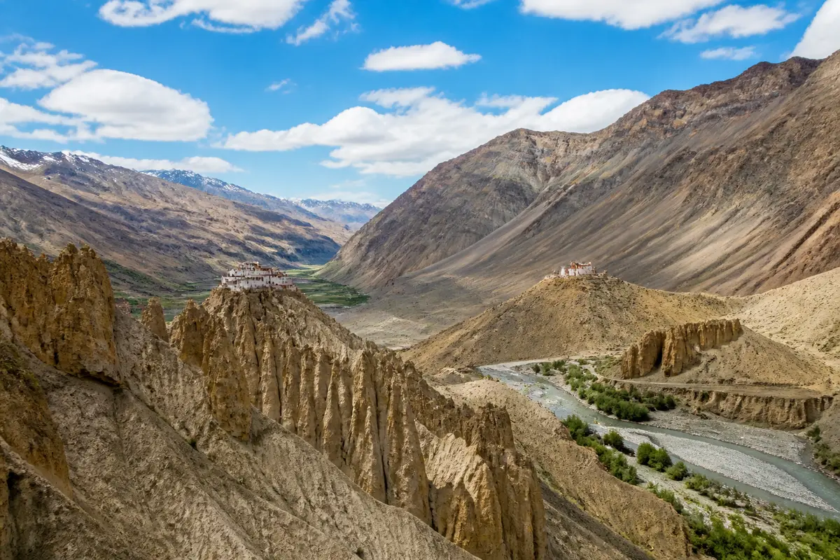 Vallée montagnarde avec monastère dans le paysage du Zanskar au Kashmir